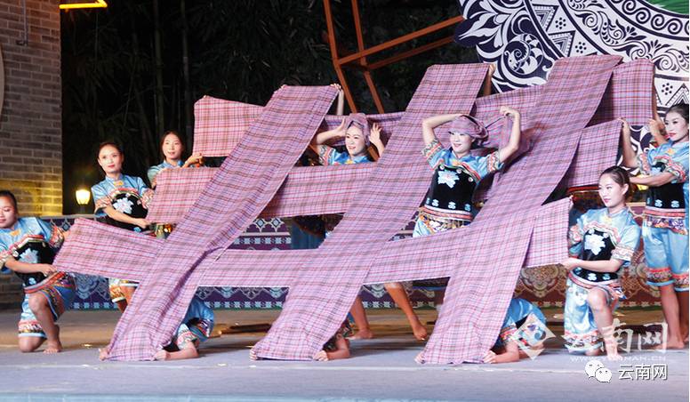 布依族舞蹈《鱼篓闹水》九龙十瀑之间,以浅滩或深潭相连,形成了一串