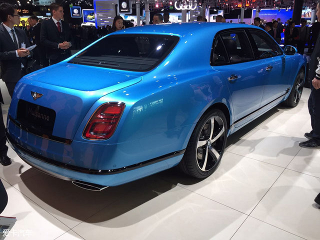 宾利慕尚mulliner特别版整体采用淡蓝色车身涂装,车头"flying b"车标