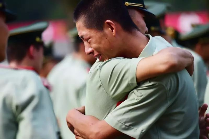 分享| 感动!退伍老兵途中遇到军中车队 路边敬礼目送