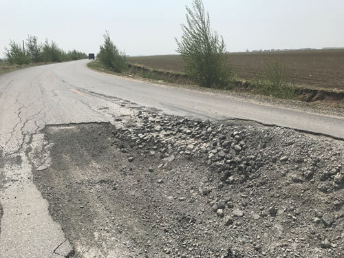 一条破路吓跑5000万投资! 农村脱贫,先修路吧!