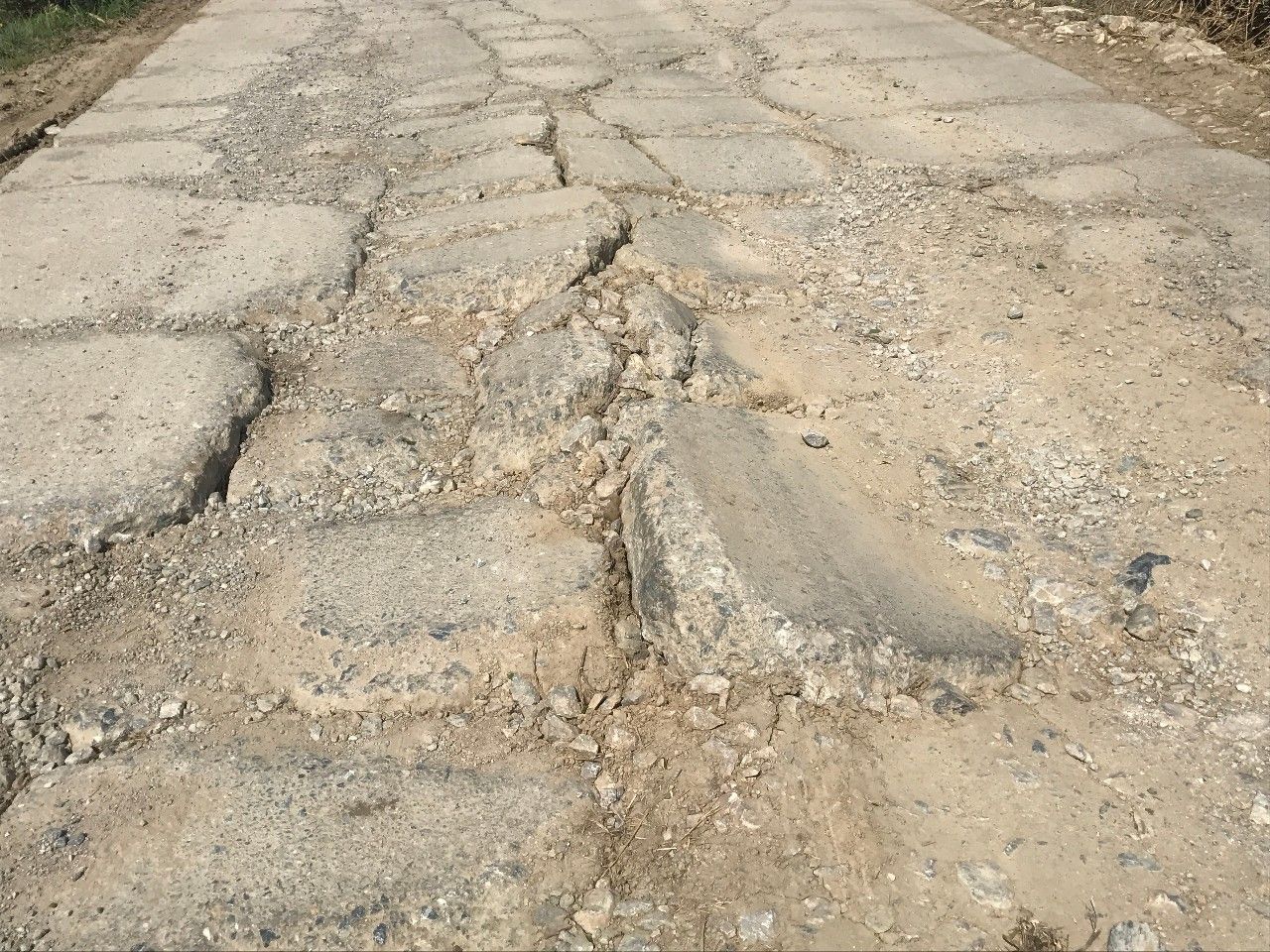 一条破路吓跑5000万投资乡村干部感叹农村脱贫先修路吧