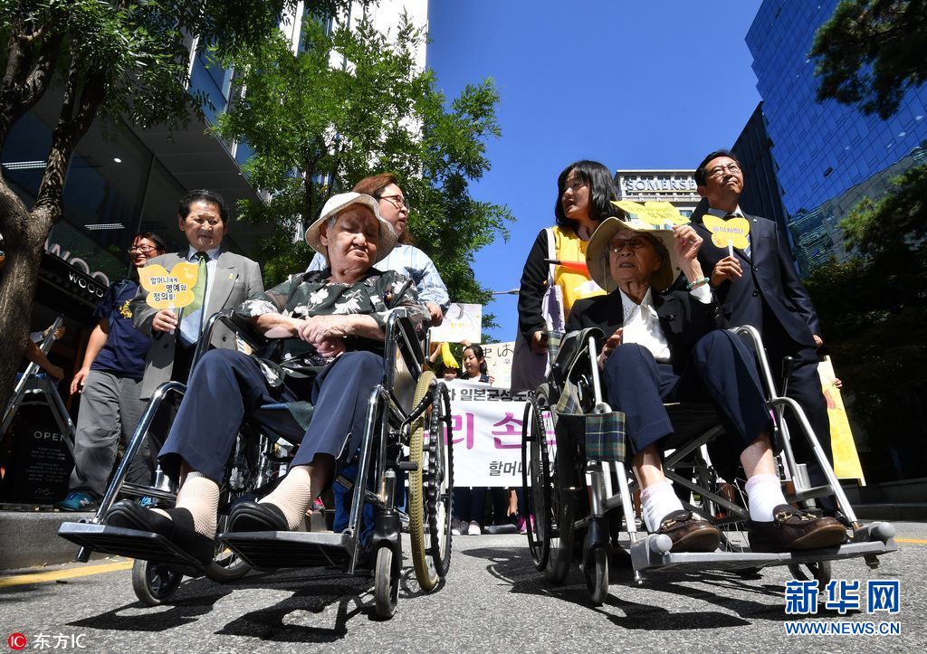韩国民众举行第1300次"周三集会" 前慰安妇老人坐轮椅出席(组图)