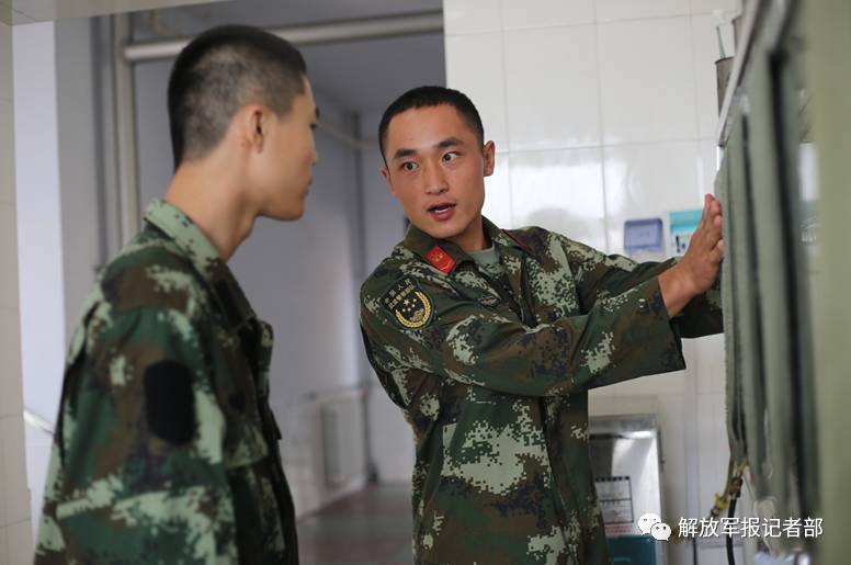 入营第一天,班长打好热水给新兵泡脚