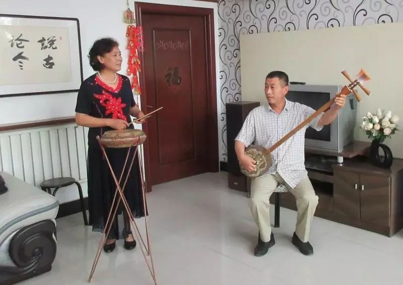 容城县西河大鼓艺人王凤仙准备演唱《偷年糕》,她的丈夫邵振清伴奏.