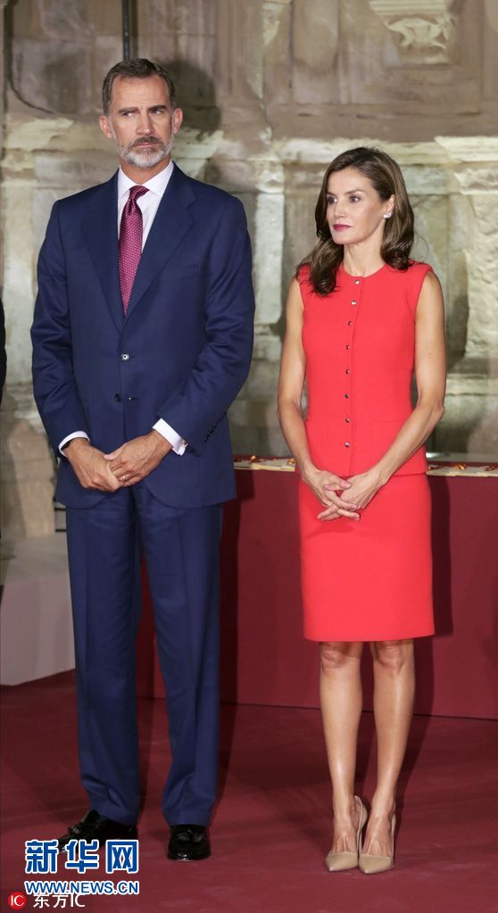 西班牙国王夫妇出席颁奖礼王后一袭红装美艳动人