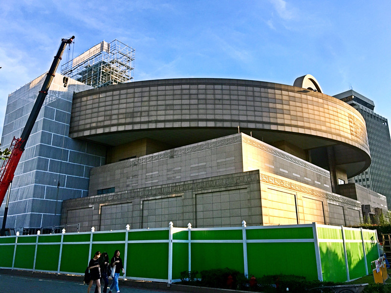 上海博物馆从1996年建成开放以来已不间断运行了21年,场馆建筑和设备