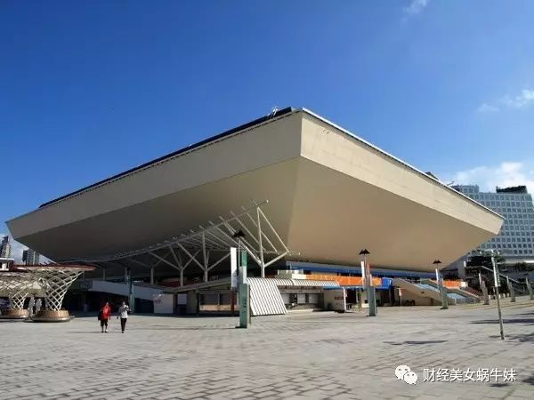 红馆的全称是香港体育馆,因为位置在红磡,民间俗称红磡体育馆,简称