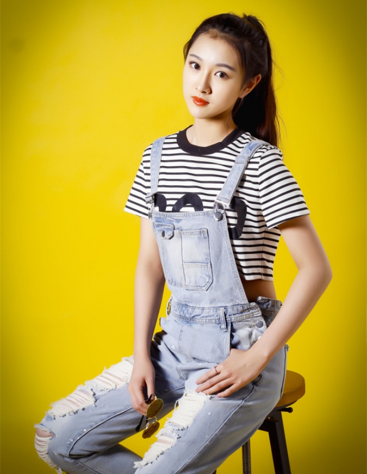 这个姑娘叫王雅妮,上戏附中的戏校毕业,高中是音乐剧专业,现在到了