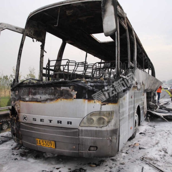 黑克)9月15日早上,在北京市通燕高速上,一辆大客车自燃后烧成空壳,所