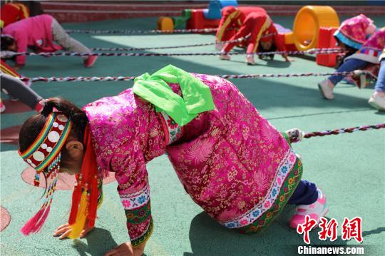 裕固族萌娃体验传统竞技|体育竞技|裕固族|肃南县_新浪新闻
