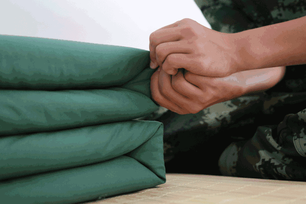 军报直击新兵叠豆腐块:尺子比齐双掌平行压线条