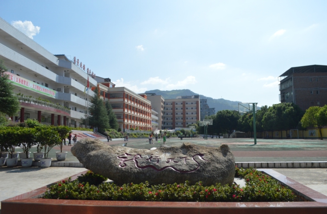 丰都县龙河镇中心校一角