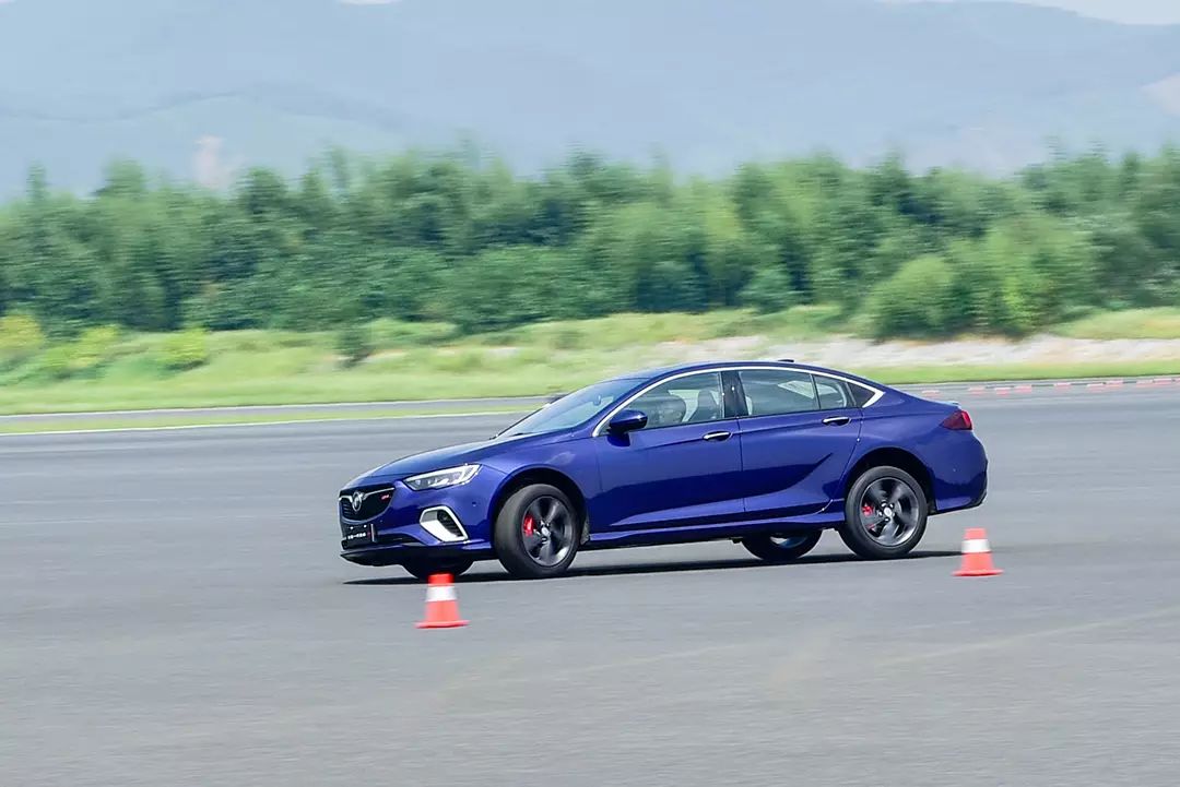 30万内最高性能的中型车？给你不买宝马的理由！