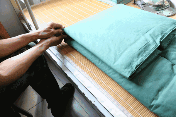 军报直击新兵叠豆腐块:尺子比齐双掌平行压线条