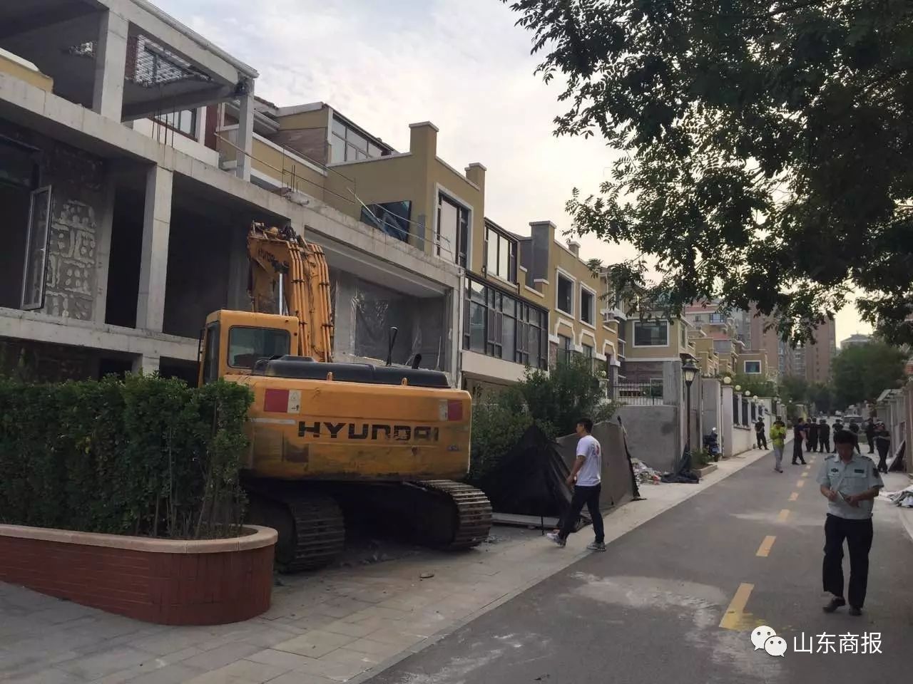 济南又下狠手了!豪华别墅区违建被拆!