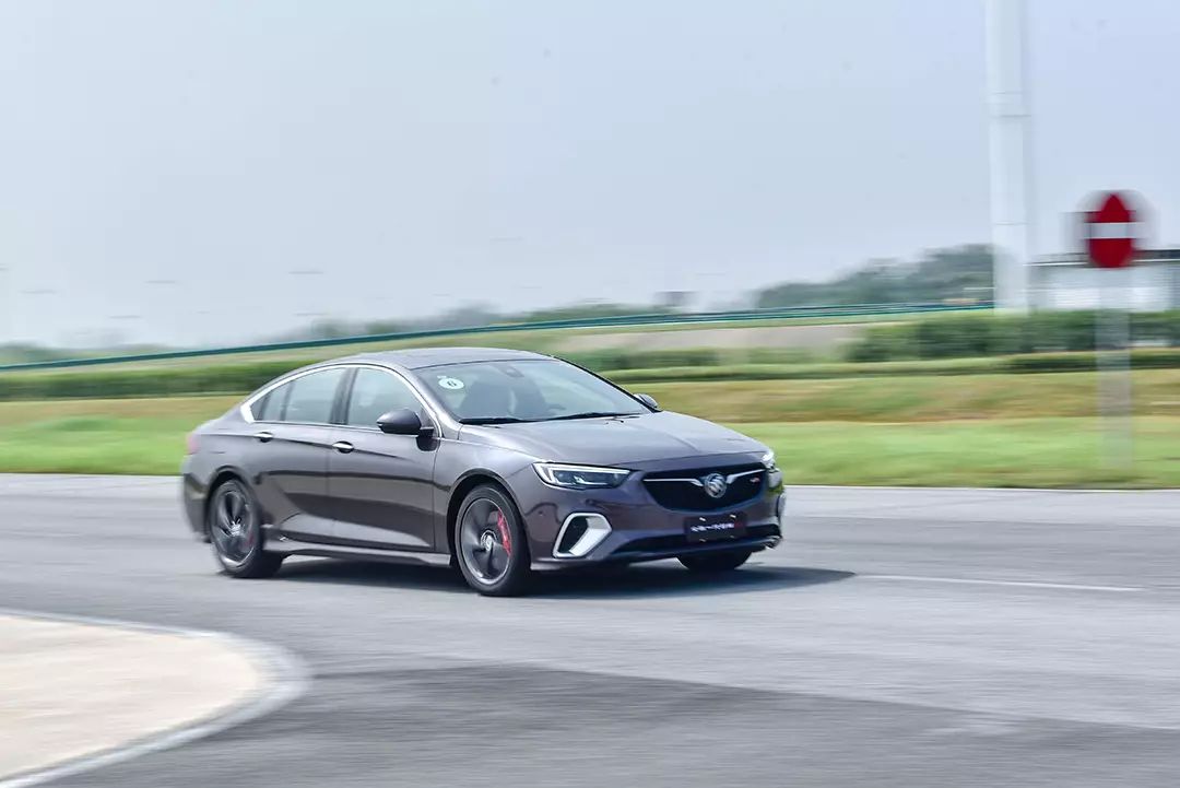 30万内最高性能的中型车？给你不买宝马的理由！