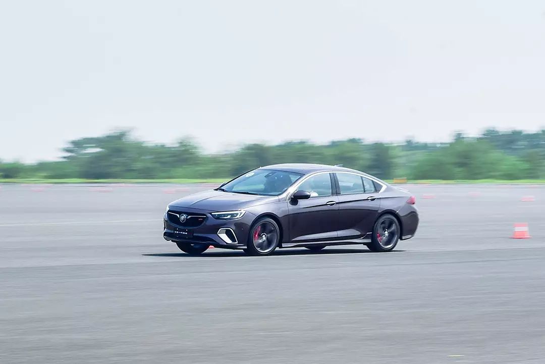 30万内最高性能的中型车？给你不买宝马的理由！