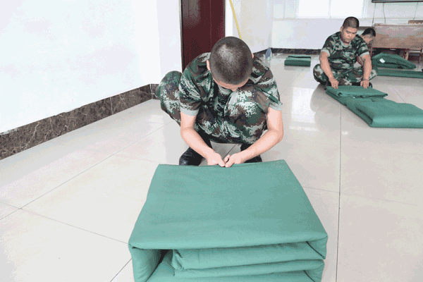 军报直击新兵叠豆腐块:尺子比齐双掌平行压线条