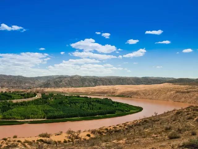 河套平原硬是在最干旱的地方人们在这里引水耕田为当地带来了充足的