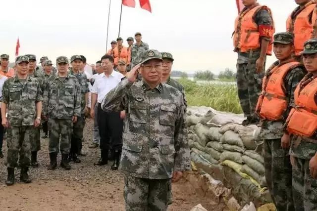 “第一陆军”中将为何向省委常委推荐7名师长 △ 廖可铎视察抗洪一线