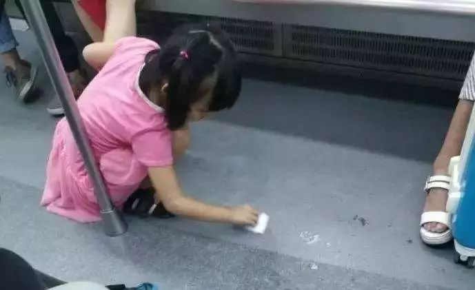 文明的关键在"公"字 | 暖闻热评|小女孩|车厢|地铁_新浪新闻