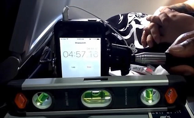 蠢哭外国小哥带水平仪上飞机只为证明地球是平的