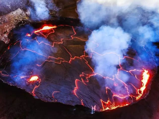从青岛到南太平洋她跋涉2万多公里站在火山口上拍下岩浆喷发的震撼