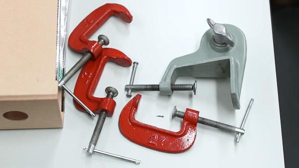 把边缘都固定住在把刺绣翻转过来后,需要安全地卸下夹子,接着把上面的