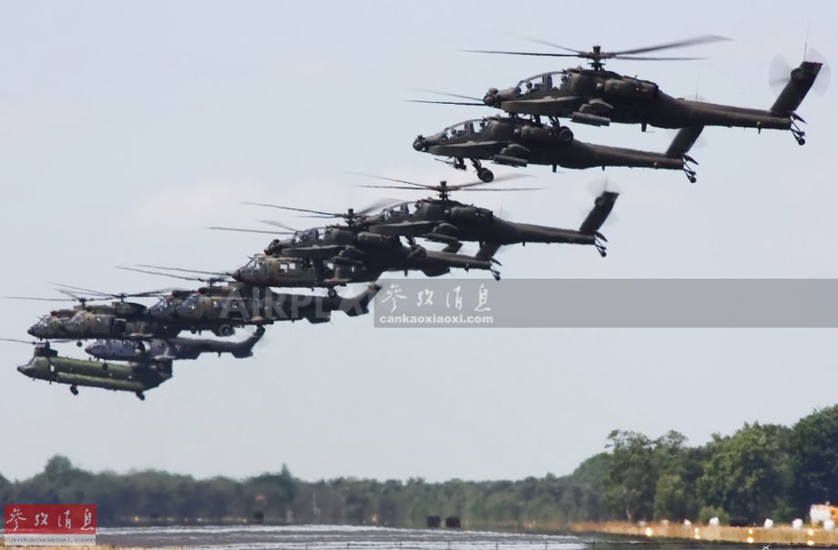 点击图片进入下一页英军"阿帕奇"武直与运输直升机密集编队起飞.