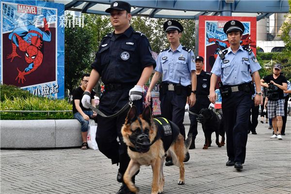 浦东公安分局陆家嘴治安派出所巡逻警长刘学栋介绍,参加巡逻的警犬