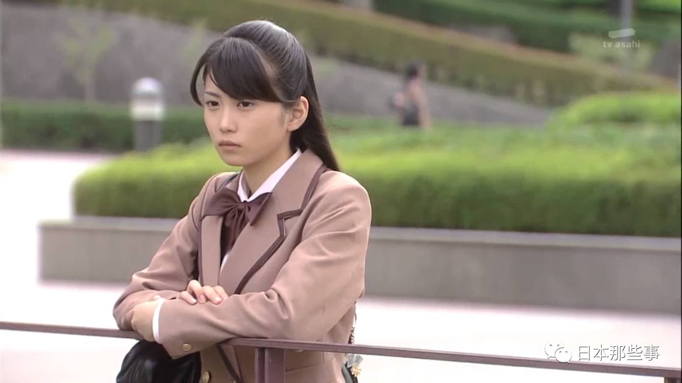 和后来的高中同班同学合作的《侦探学院q》备受争议的《十四岁的妈妈