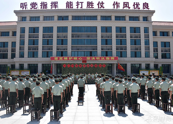 武警水电二总队延期退伍老兵泪别警营启程返乡