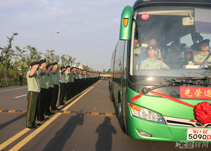 武警水电二总队延期退伍老兵泪别警营启程返乡