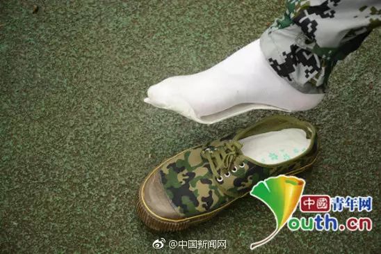 哎,内个,穿白袜子的同学,你的卫生巾好像贴反了!