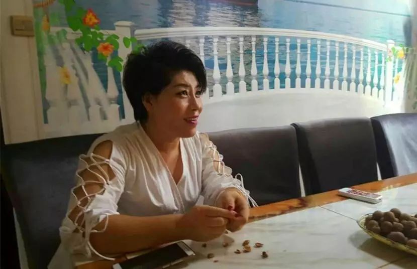 太意外!河北一女孩身悬18楼外,女邻居把刀子递给她时