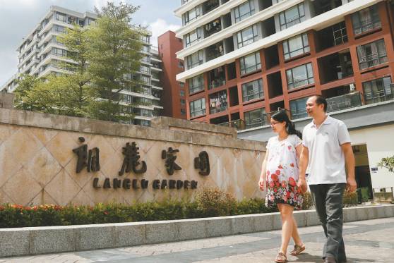 家住朗麓家园的小黎和妻子小陈.