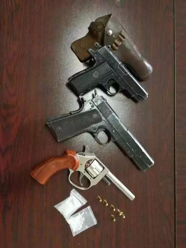 一句话让老人抱外孙坐路边2天 惊!警察抓毒贩 后备箱搜出3把枪6发子弹