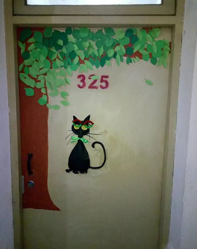 笑翻!花式拒推销,宿舍门颜值爆表