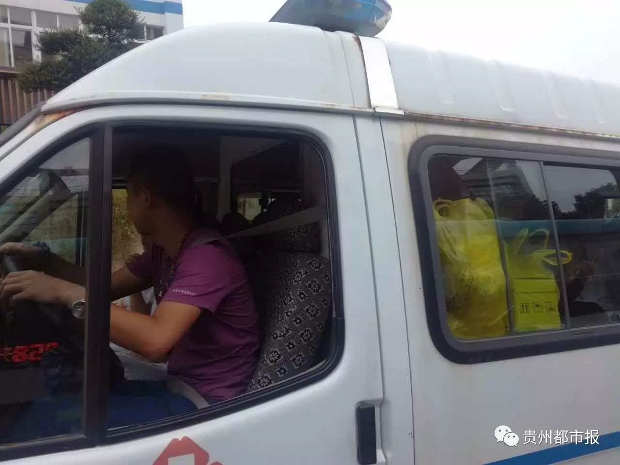 救人還是害人?脫審3年的6座救護車,塞進21人!居然還是正規醫院哦