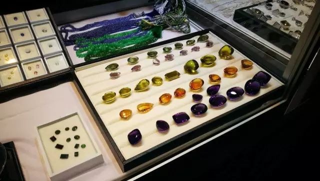 琳琅满目的珠宝