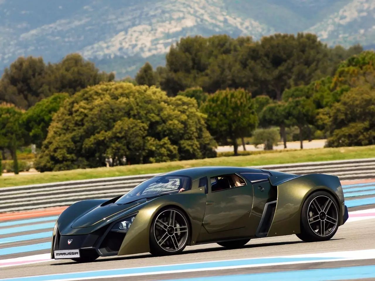 除了marussia b2这款车以外,玛鲁西亚公司本身也是保守关注的,它最