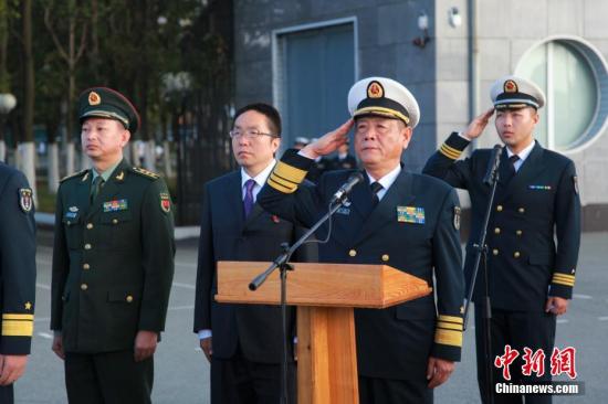 "谈到中俄海军陆战队员进行的联合反恐比赛,参演中方陆战分队指挥员