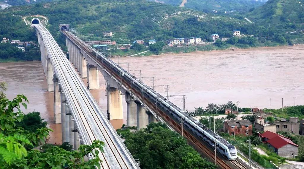 兰渝铁路29日开通运营!8小时从成都飚拢兰州!别拦我要买票了!