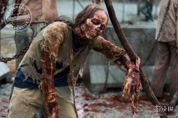 《行尸走肉》成员"血肉模糊"写真 搂搂抱抱基情无限!