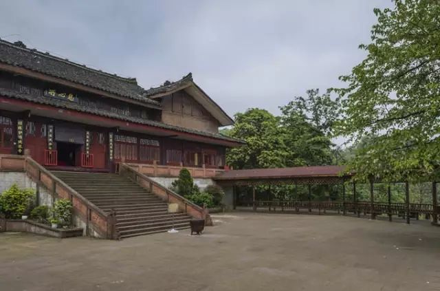 沿观心坡上行约5公里便到了息心所.