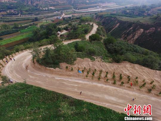 中外跑者挑战甘肃黄土高原秦直古道