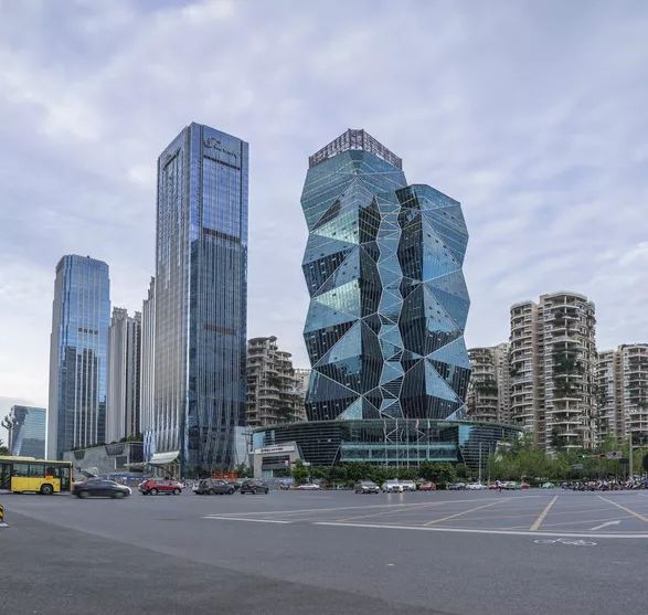 成达大厦这是成都第一座外立面不规则的建筑,奇特的外形让人过目难忘