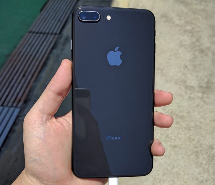 iphone 8 网友评价:大爱玻璃后壳,true tone 屏幕