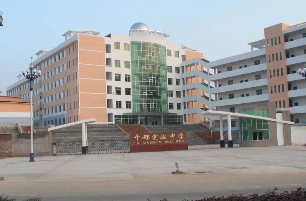 "举报校方遭劝退"高中生:在华强北赚够钱就出国留学