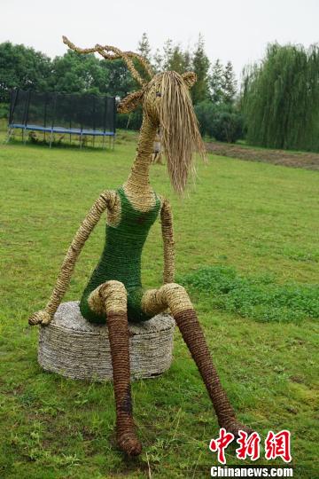动画片主角化身稻草人亮相宜兴农田